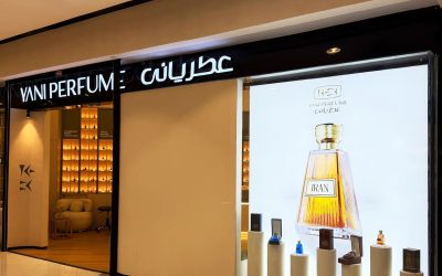 تابلوی عطر فروشی: دریچهای به دنیای روایح لوکس (طراحی دکوراسیون فروشگاهی)